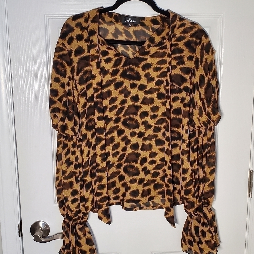 𝅺LEOPARD Print Bell Sleeve Top